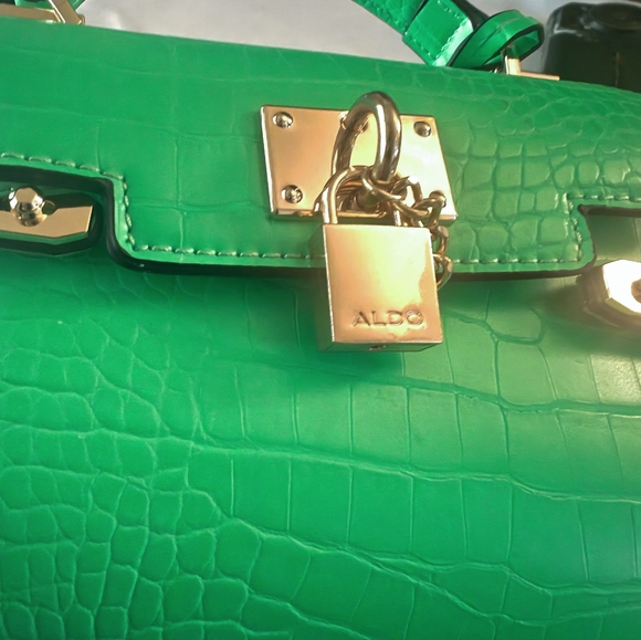 ALDO VONTESSA Mini luggage purse faux crocodile in hyper apple green - Picture 9 of 10